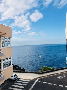 uma vista para o oceano a partir de um edifício em Terrazas del Sur em Los Abrigos