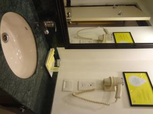 Bilik mandi di Lemon Tree Hotel, Ahmedabad