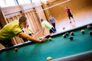 een groep mannen die een spelletje pool spelen bij Hardanger Hostel B&B in Lofthus