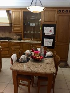 eine Küche mit einem Tisch, auf dem Essen steht in der Unterkunft Spacious Private Room 5 Minutes from Malta Airport Private Bathroom Kitchen Access Quiet Area Friendly Labrador Candy in Safi