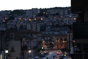 Nespecifikovaný výhled na destinaci Modica nebo výhled na město při pohledu z bed and breakfast + 11 fotografií