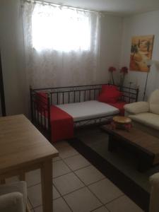 a bedroom with a bed and a couch and a window at BASEMENT Links 108A 1 Zimmer Apartment in Holzminden