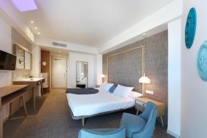 Mar Azul Pur Estil Hotel & Spa tesisinde bir odada yatak veya yataklar
