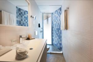 Ванная комната в Mar Azul Pur Estil Hotel & Spa
