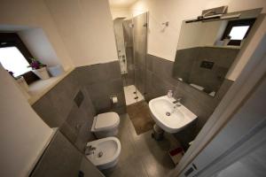Un baño pequeño con inodoro y lavabo. en Casa Nutrizione Apartment, en Catania 17 fotos más