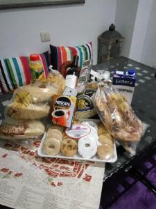 una mesa cubierta con muchos tipos diferentes de sándwiches en Apartamento Barbancho, en Cáceres