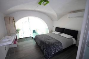 - une chambre avec un lit et une grande fenêtre dans l'établissement Casa Nutrizione Apartment, à Catane