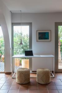 A television and/or entertainment centre at Hotel Es Blau Des Nord