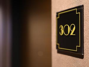 un orologio sul lato di un muro di Hotel Wing International Select Osaka Umeda ad Osaka Altre 206 foto