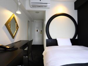Postel nebo postele na pokoji v ubytování Hotel Wing International Select Osaka Umeda