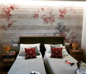 two beds sitting next to each other in a bedroom at B&B Parini in Cassino