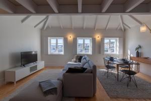 ein Wohnzimmer mit einem Sofa und einem Tisch in der Unterkunft FLH Douro View Luxury Duplex in Porto