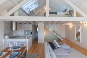 sala de estar y cocina con techo abovedado en FLH Douro View Luxury Duplex, en Oporto