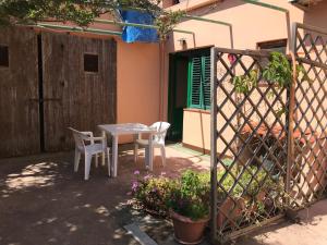 einen Tisch und Stühle im Innenhof eines Hauses in der Unterkunft Case del Tramonto in Ustica
