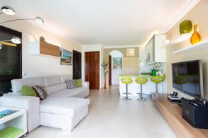 サンミゲル・デ・アボナにあるApartamento Amarilla Golfのリビングルーム(白いソファ付)、キッチンが備わります。