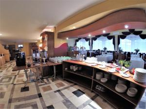 Reštaurácia alebo iné gastronomické zariadenie v ubytovaní Hotel Kuzbass
