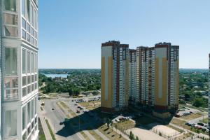 eine Luftansicht einer Stadt mit hohen Gebäuden in der Unterkunft Софии Русовой 7 in Kiew