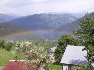 Un arcobaleno su una valle con una casa di Guest House Karati a Khulo