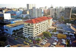 una vista aérea de un edificio en una ciudad en Afrin Prestige Hotel en Maputo