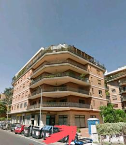 ローマにあるCasa Vacanza Dianaの車が目の前に停まった高い建物
