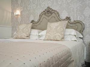 a bedroom with a white bed with white sheets and pillows at Le Sei Dame in Bardi +57 photos