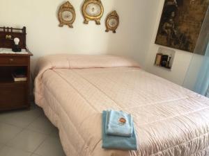 a bedroom with a bed with a blue towel on it at Appartamento a due passi dal mare 8 posti letto in San Vito lo Capo