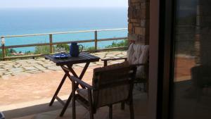カザール・ヴェリーノにあるLa Torrettaのテーブルと椅子、海の景色を望むバルコニー +9枚の写真