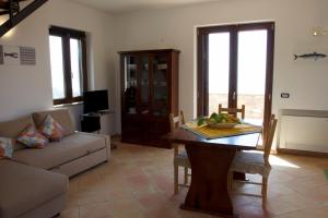 カザール・ヴェリーノにあるLa Torrettaのテーブルとソファのあるリビングルーム