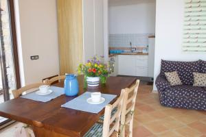 カザール・ヴェリーノにあるLa Torrettaのダイニングルーム(青い花瓶付)