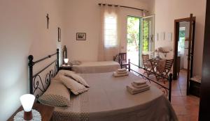 サンタ・カテリーナ・ディ・ナルドにあるResidenza Villa I Nidiのベッドルーム1室(タオル付)