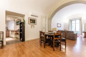 - une salle à manger et un salon avec une table et un canapé dans l'établissement Case Barbera Via Parlamento, à Palerme