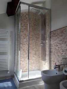 uma casa de banho com um chuveiro, um WC e um lavatório. em Skyline, Casa Vacanze em Savona