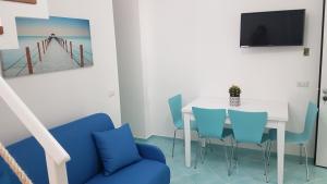 TV a/nebo společenská místnost v ubytování Azul Apartment Con Vasca Idromassaggio