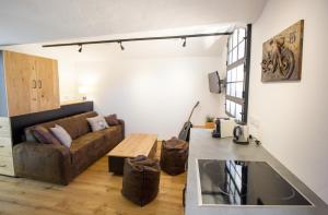 a living room with a couch and a table at DAREBELL Loft Gratkorn Top 1 in Gratkorn