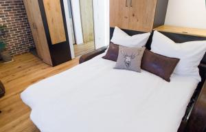 グラートコルンにあるDAREBELL Loft Gratkorn Top 1の白いベッド(枕付)が備わる客室です。