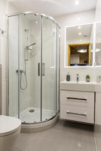 a bathroom with a shower and a toilet and a sink at udanypobyt Domek Górska Oaza in Kościelisko