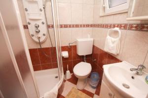 Koupelna v ubytování Apartments Mira