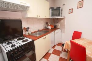 Kuchyň nebo kuchyňský kout v ubytování Apartments Mira