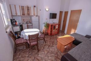 Kuchyň nebo kuchyňský kout v ubytování Apartments Mira