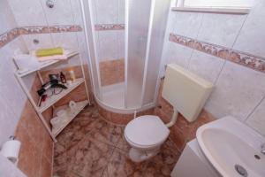 Koupelna v ubytování Apartments Mira + 37 fotografií