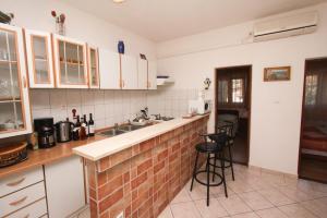 Kuchyň nebo kuchyňský kout v ubytování Apartments Mira