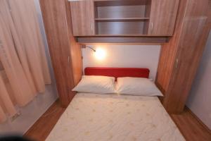 Postel nebo postele na pokoji v ubytování Apartments Mira