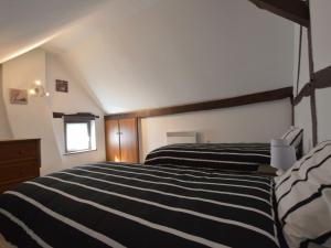 1 dormitorio con 2 camas y ventana en Charming cottage near famous Francorchamps, en Francorchamps