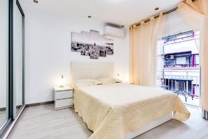 トレビエハにあるApartments Ramon in Torreviejaの白いベッドルーム(ベッド1台、窓付)