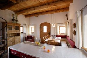 cocina y sala de estar con mesa y comedor en Ferienhaus Troadkasten - Familie Friedrich, en Hartberg