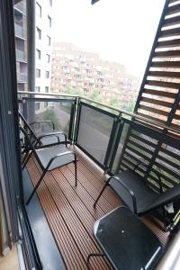 2 sillas y una mesa en el balcón de un edificio en Perfectly located stunning apartment, en Londres