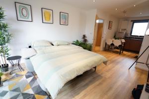 1 dormitorio con 1 cama grande en una habitación en Perfectly located stunning apartment, en Londres