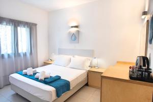 Postel nebo postele na pokoji v ubytování Elounda Garden Suites Heated Pool