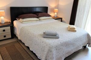 - une chambre avec un lit et 2 serviettes dans l'établissement Apartments & Room Anita, à Rovinj