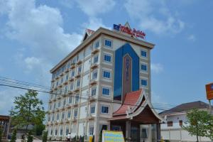 a large white building with a blue tower at Favanhmai Hotel in Muang Phônsavan